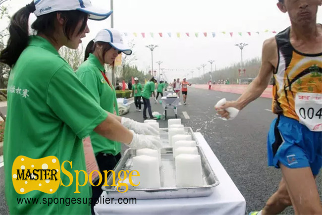 haute éponge absorbante pour la course de marathon de course de fond